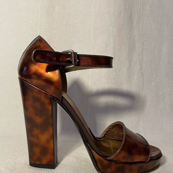 Elegant Tortoise Shell High Heel Sandals - Picture 3 of 8
